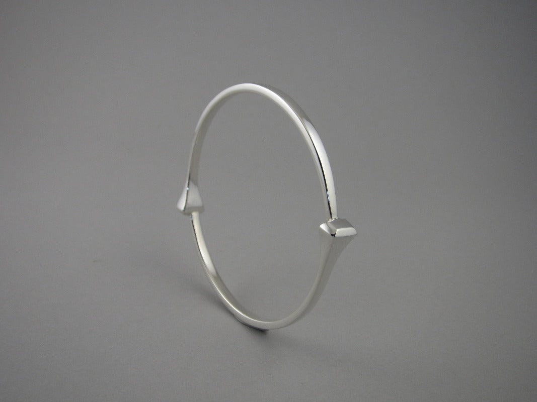Horseshoe nail bracelet deals